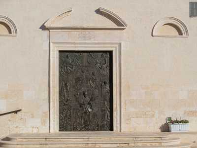 Ci avviciniamo allo splendido portale bronzeo realizzato dallo scultore di Monopoli Giuseppe Pavone per celebrare il giubileo del 2000